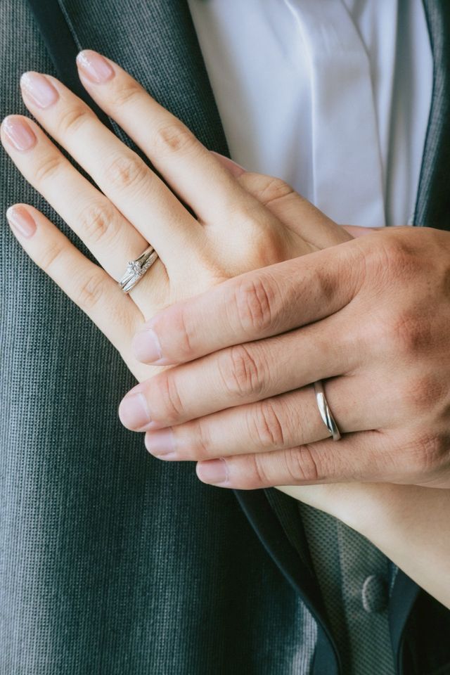 全ての指輪を右下がりラインのデザインで統一しました！