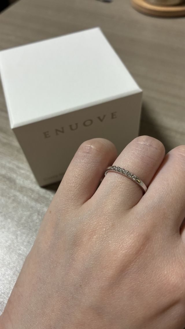 ダイヤが全面に出ているストレートのシンプルな指輪