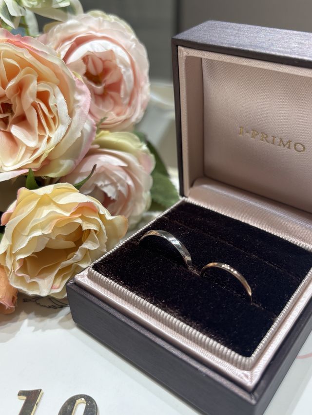 店内で撮った結婚指輪の写真です。