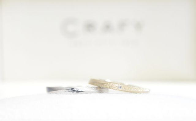 左)プラチナ　右)シャンパンゴールド