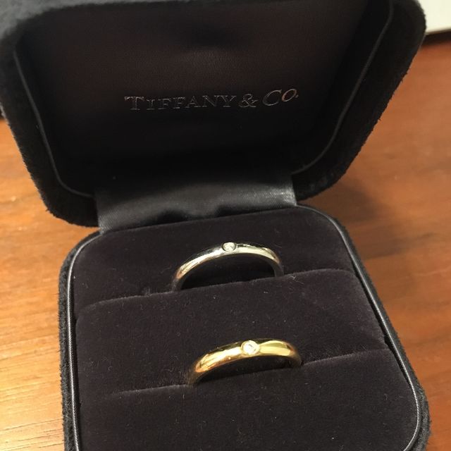 プラチナとゴールド（18K)です。ケースはブラックです。