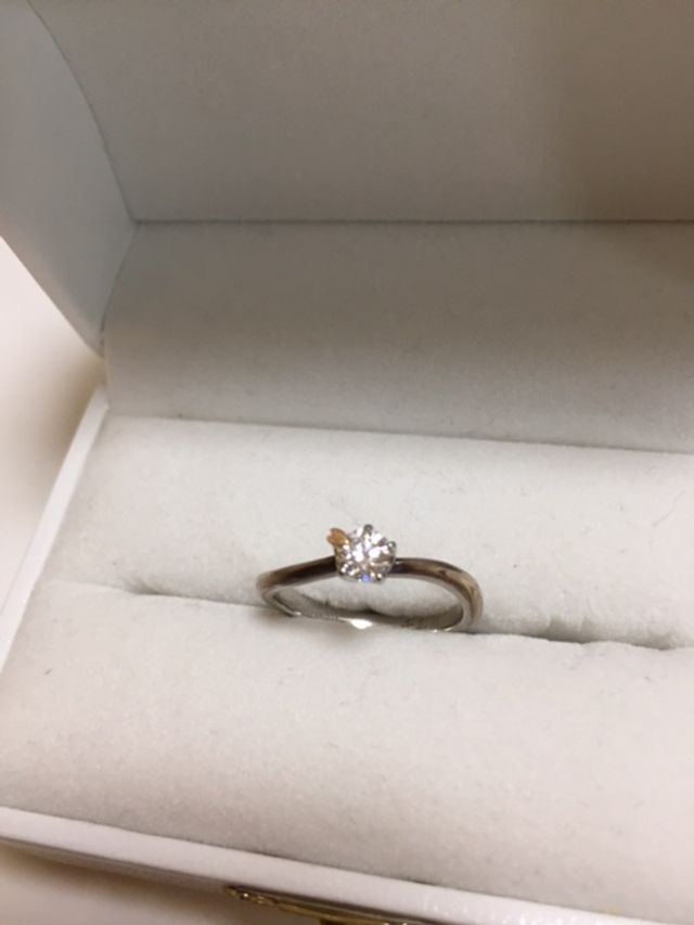 爪の一つが桜の花びらになっています。