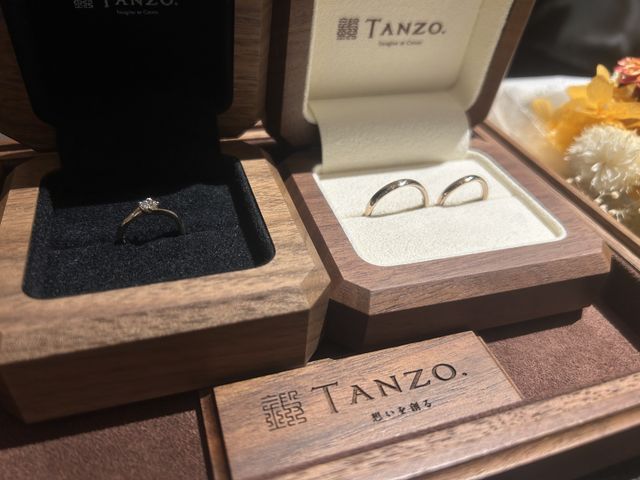 コーラルピンクの婚約指輪と結婚指輪です。