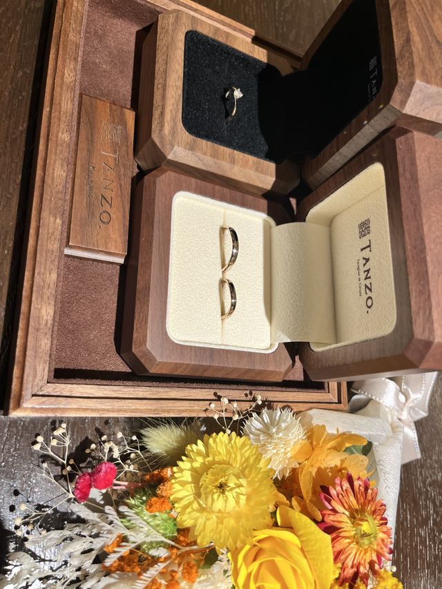 コーラルピンクで合わせたセットリングです。