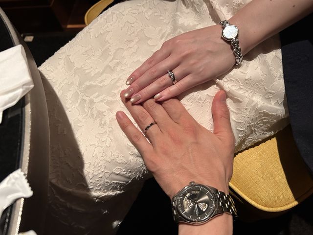 婚約指輪と結婚指輪をつけている様子