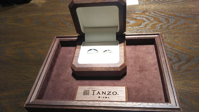 結婚指輪を受け取った時の写真です。希望通りで感動しました。