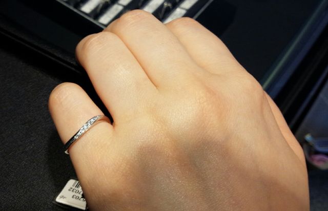 指が太いので小指で感じを確かめました。