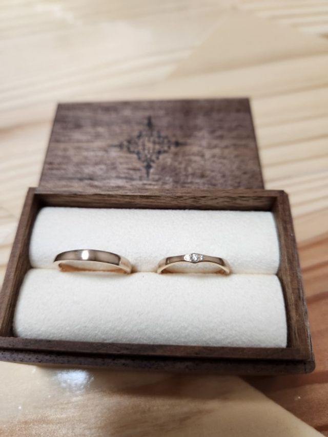 デフォルトで付属した木箱です