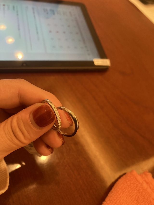 ストレートながらシンプル過ぎないねじりのあるデザイン（右）