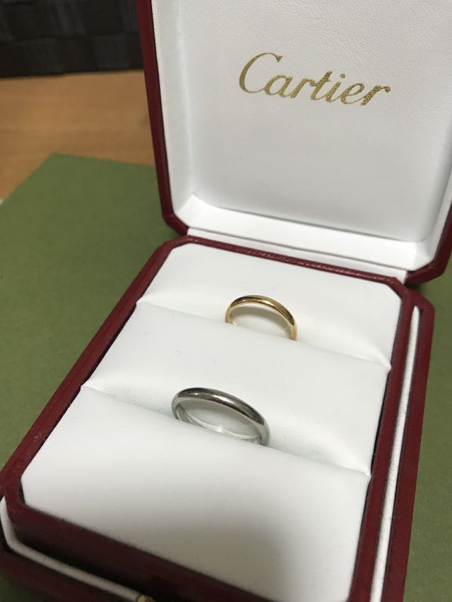 上のイエローゴールドが私ので、プラチナが主人のものです。