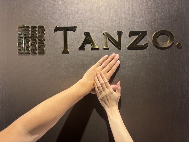 ２つの指輪の一部に同じ素材を取り入れました。