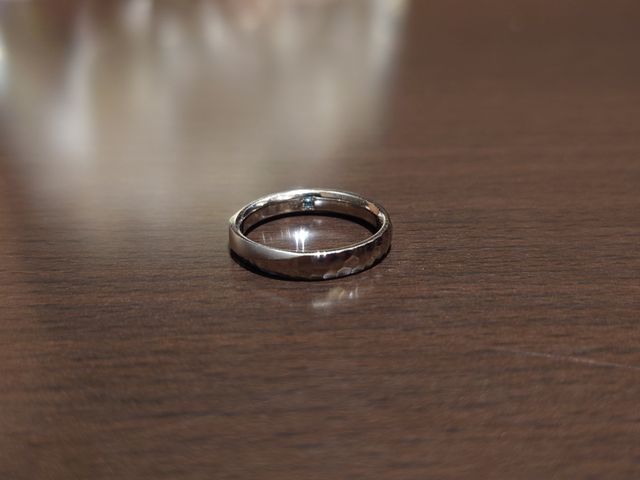 全体はツチノメ加工、正面に斜めマット加工。内側にストーン有。