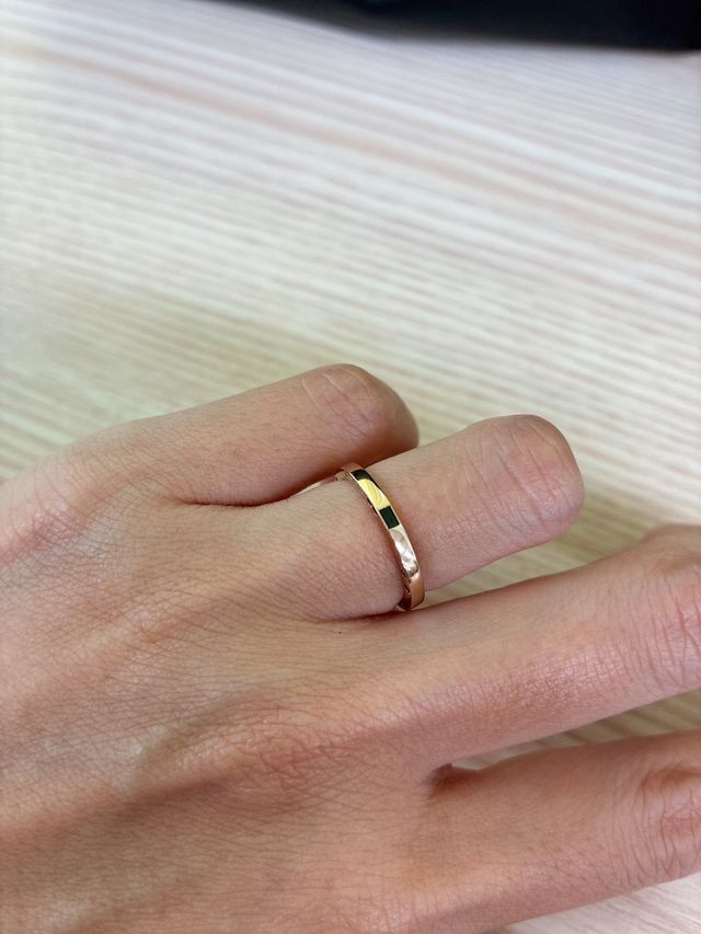 指にはめるだけで一気に高見えします光によって見え方も変化