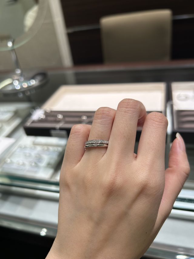 上がハーフエタニティでキラキラと輝きます。