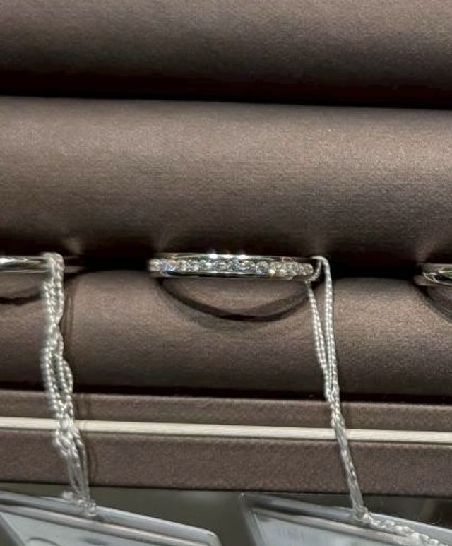 レール留めのハーフエタニティ、カリスです。