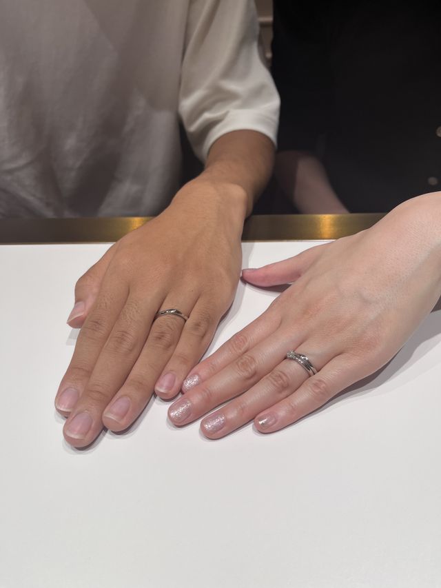 白バラの蕾が開いていく姿をイメージした優美なデザイン