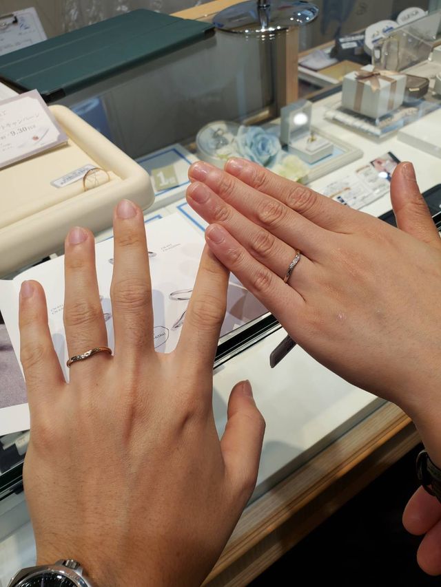 プラチナとピンクゴールドのコンビでウェーブのデザインです。