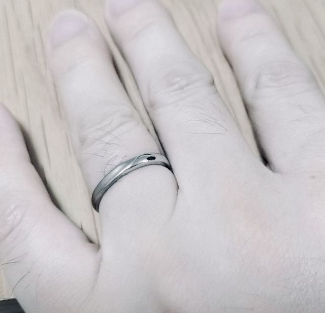 男性のリングです。桜の花びらと表面にマット加工されています。