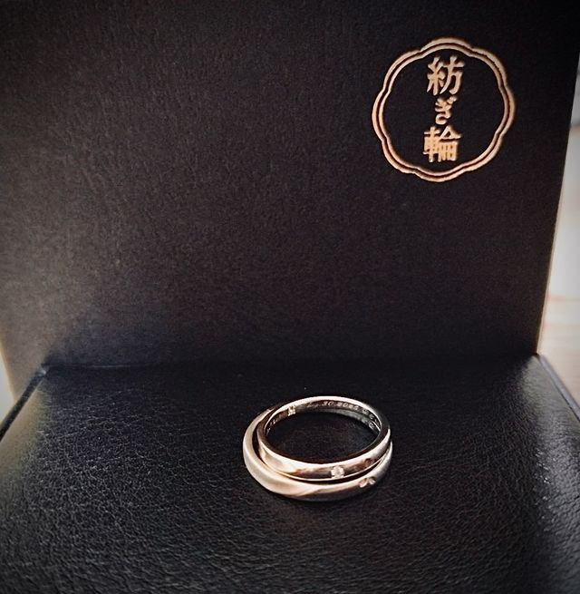 桜の花びらのモチーフでリングを合わせることで一輪になります。