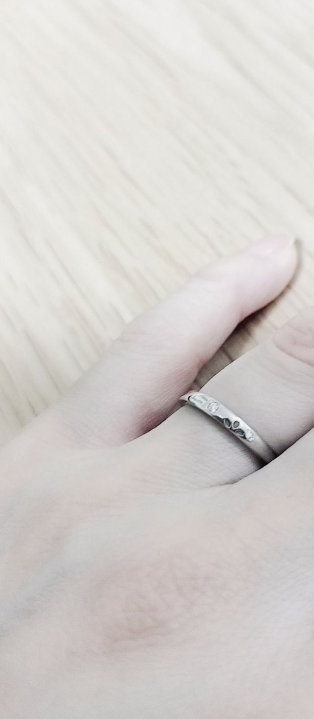 女性のリングです。桜の花びらとダイヤが装飾されています。