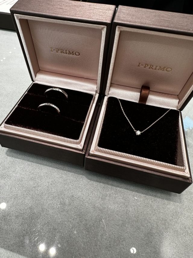 ペアの指輪とセットでネックレスも。