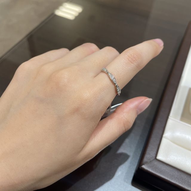 展示品はサイズが合わなかったので、人差し指に付けています。