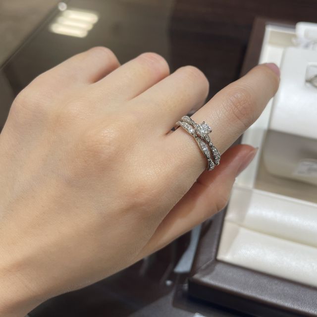 展示品はサイズが合わなかったので、人差し指に付けています。