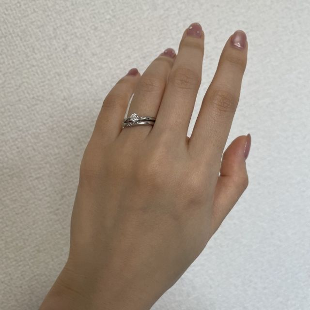 結婚指輪との重ね付けもとても可愛いです。