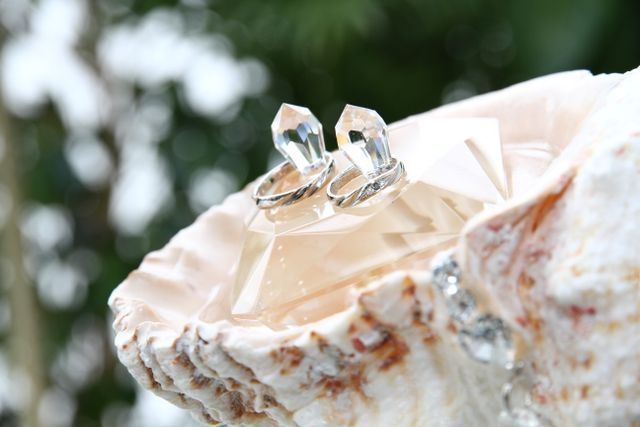 少しウェーブした、石が３つ埋め込まれたデザイン