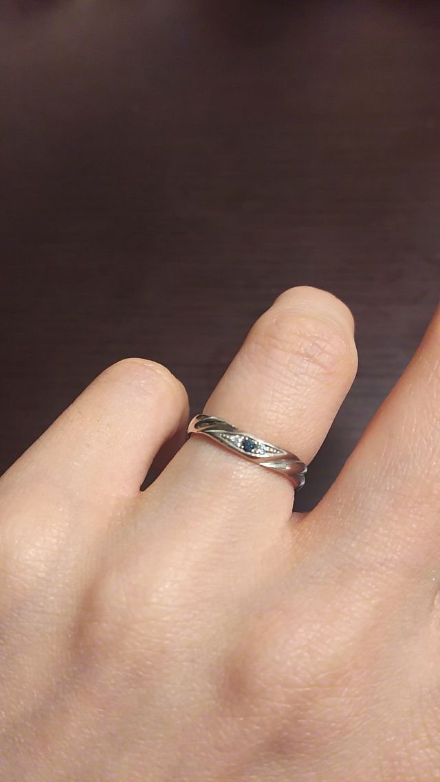 特注で３つの石の色をブルーに変更しました