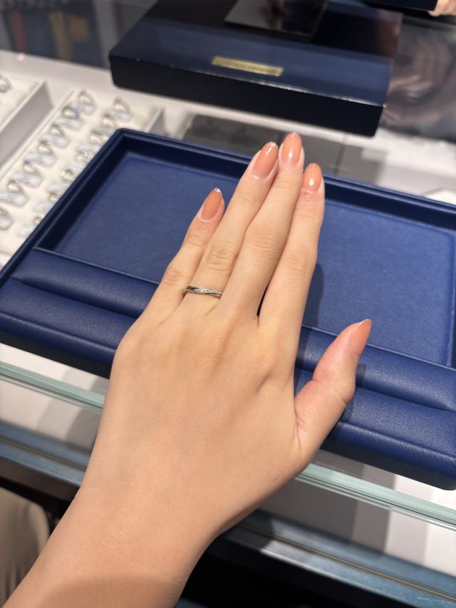 指が綺麗に見えるような指輪を選びました