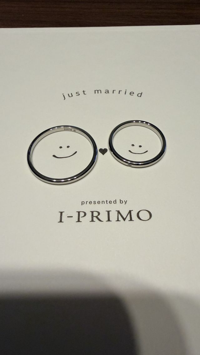 結婚指輪を頂いたカードの上に置いて写真を撮りました。