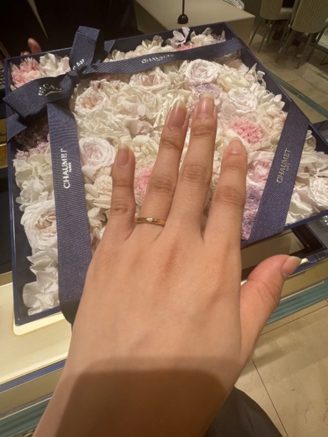 一粒ダイヤがついており、おもてにブランドロゴがついています