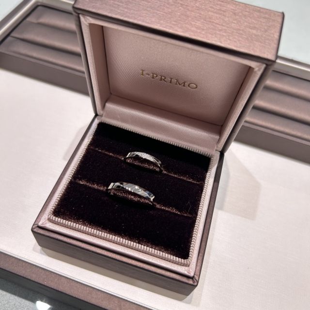 結婚指輪を店舗で受け取った時の写真