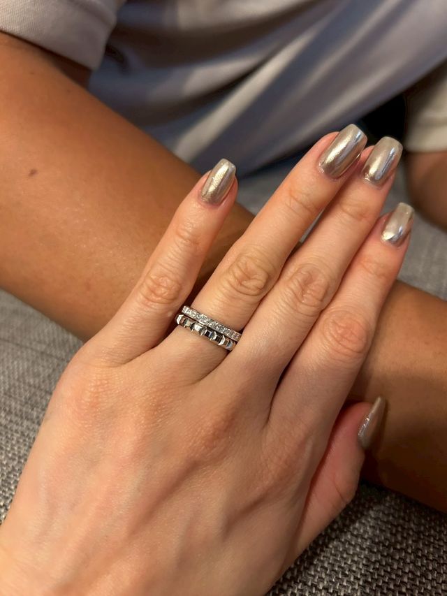 ブシュロンの結婚指輪にマッチするプリンセスカットの婚約指輪