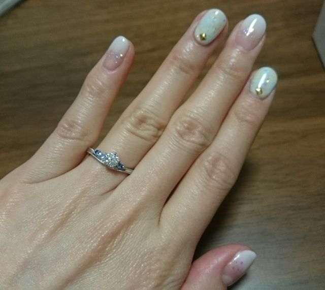 お互いの好きな色、サイドにブルーダイヤを添えました