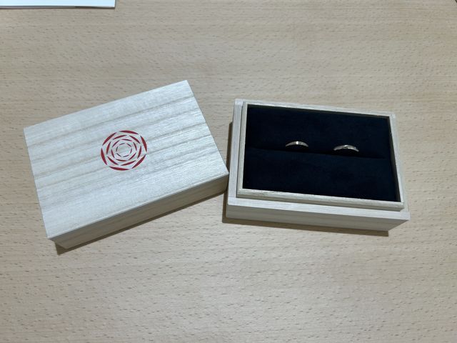 桐箱に入って高級感のある指輪でした。
