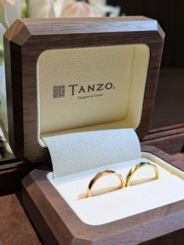 結婚指輪
ピンクゴールド（左）
グリーンゴールド（右）