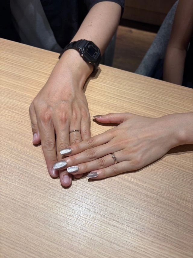 エンゲージリングは別ブランドですが、合わせやすいです。