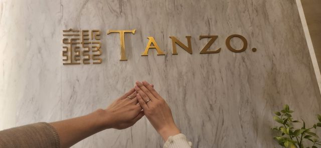 結婚指輪を受け取った際の記念の1枚です