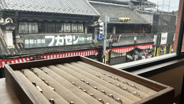 小江戸のメイン通りを見下ろせる部屋で製作しました