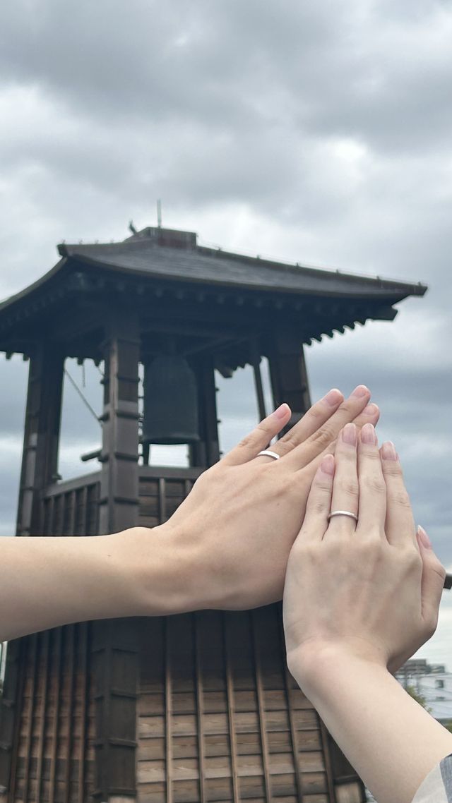 手作り指輪の完成直後に、店舗屋上から「時の鐘」をバックに撮影