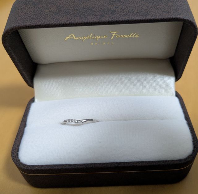 女性の指輪です。男性の方は形は同じでダイヤなしです。