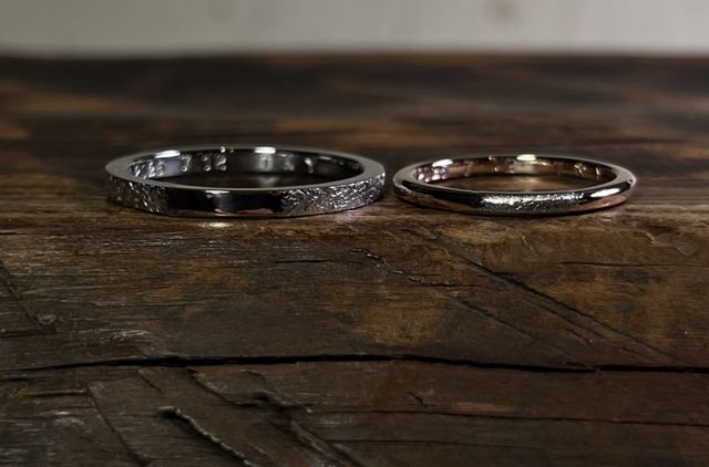 デザインは異なりつつ素材を交換し合った指輪