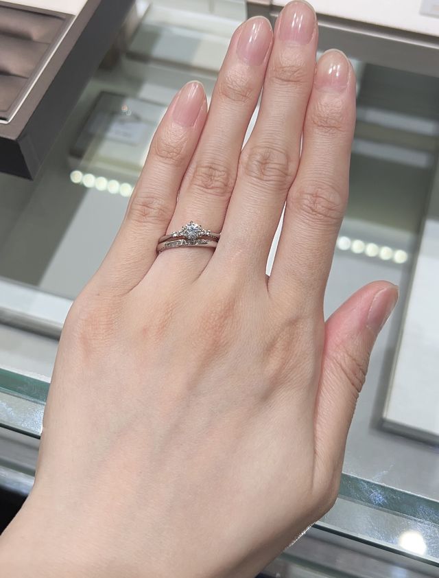 婚約指輪(オリオン)と結婚指輪を重ね付けしています。