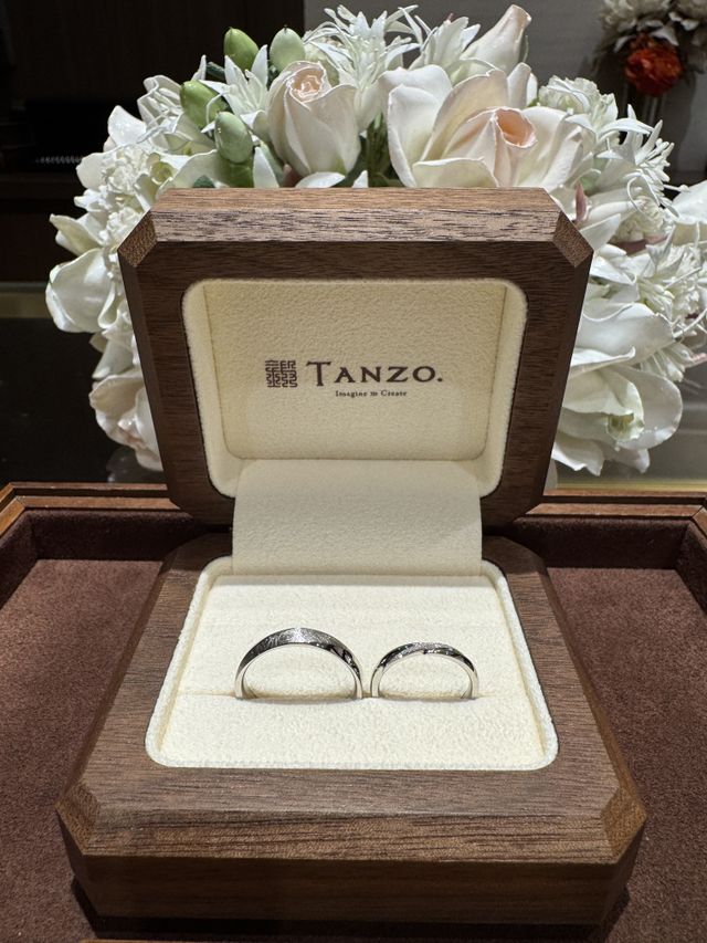 結婚指輪
左は夫、右は妻