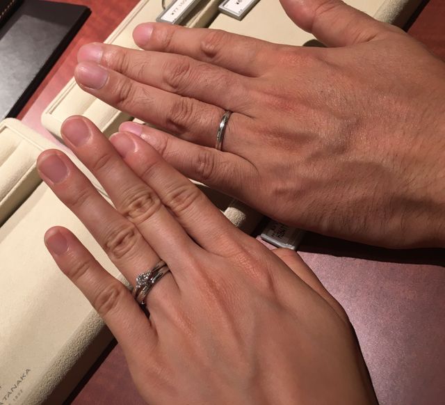 婚約指輪と重ねづけしてます。