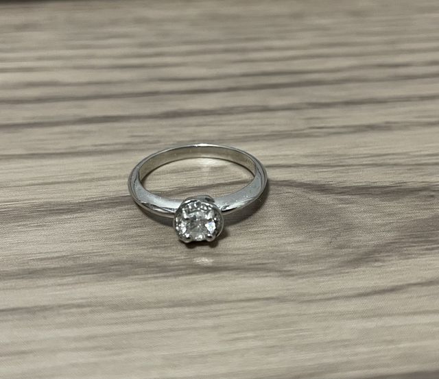 デザインは重ねづけしやすいシンプルなものです。