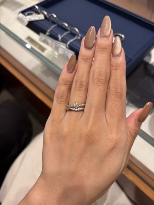 婚約指輪と重ね付けできるタイプを探していました。