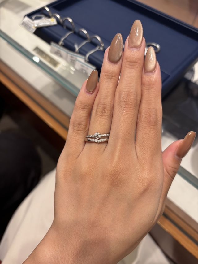 婚約指輪と重ね付けできるタイプを探していました。